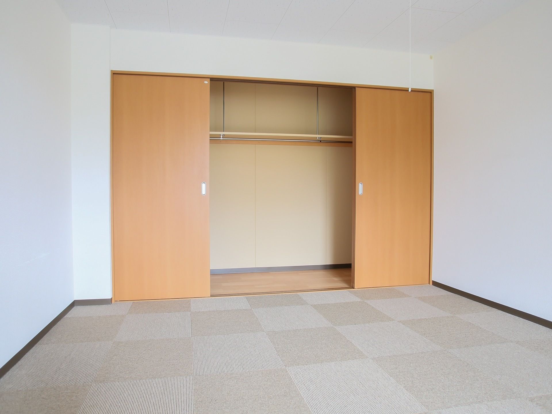 居室には収納棚が備えられている。棚は横に広く、衣類などを多く収めることができ、コーディネートの幅が広がる。