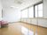手すりが壁に付いた広い部屋にはピンクのソファが置かれ、他には家具はない。奥には緊急通報装置が付いた壁がある。