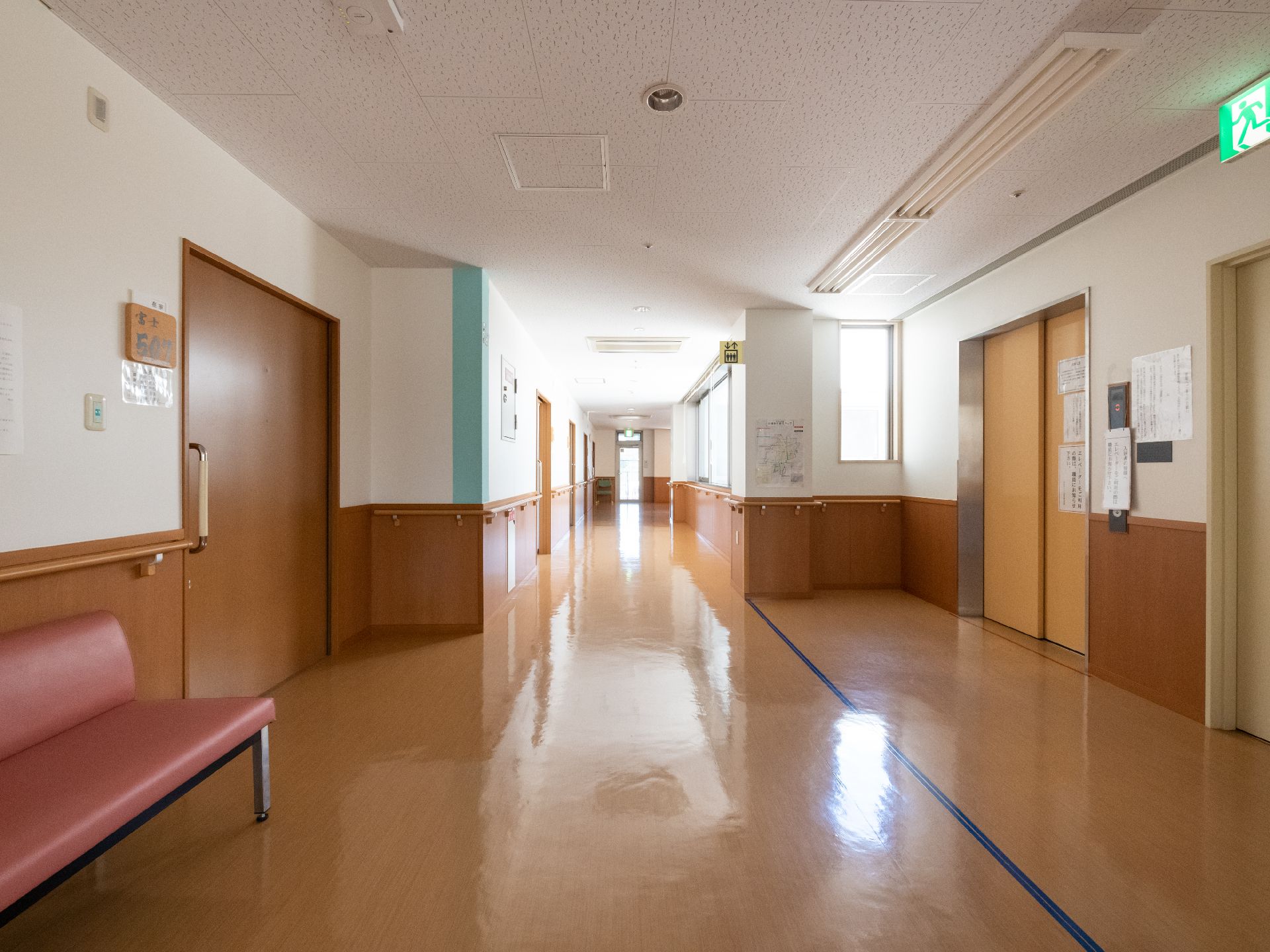 手すりが壁に設置され、バリアフリー化されているエレベーター