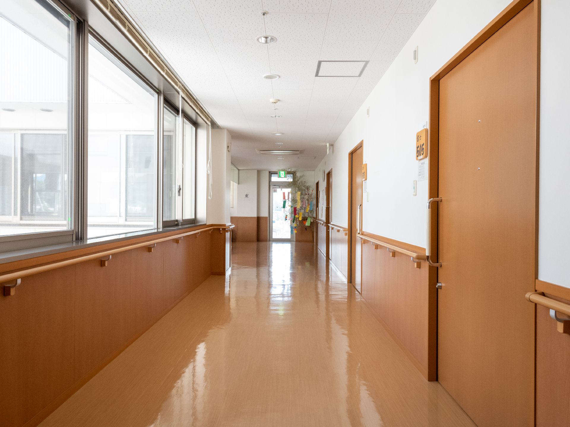 手すりが取り付けられ、段差が極力排除された廊下