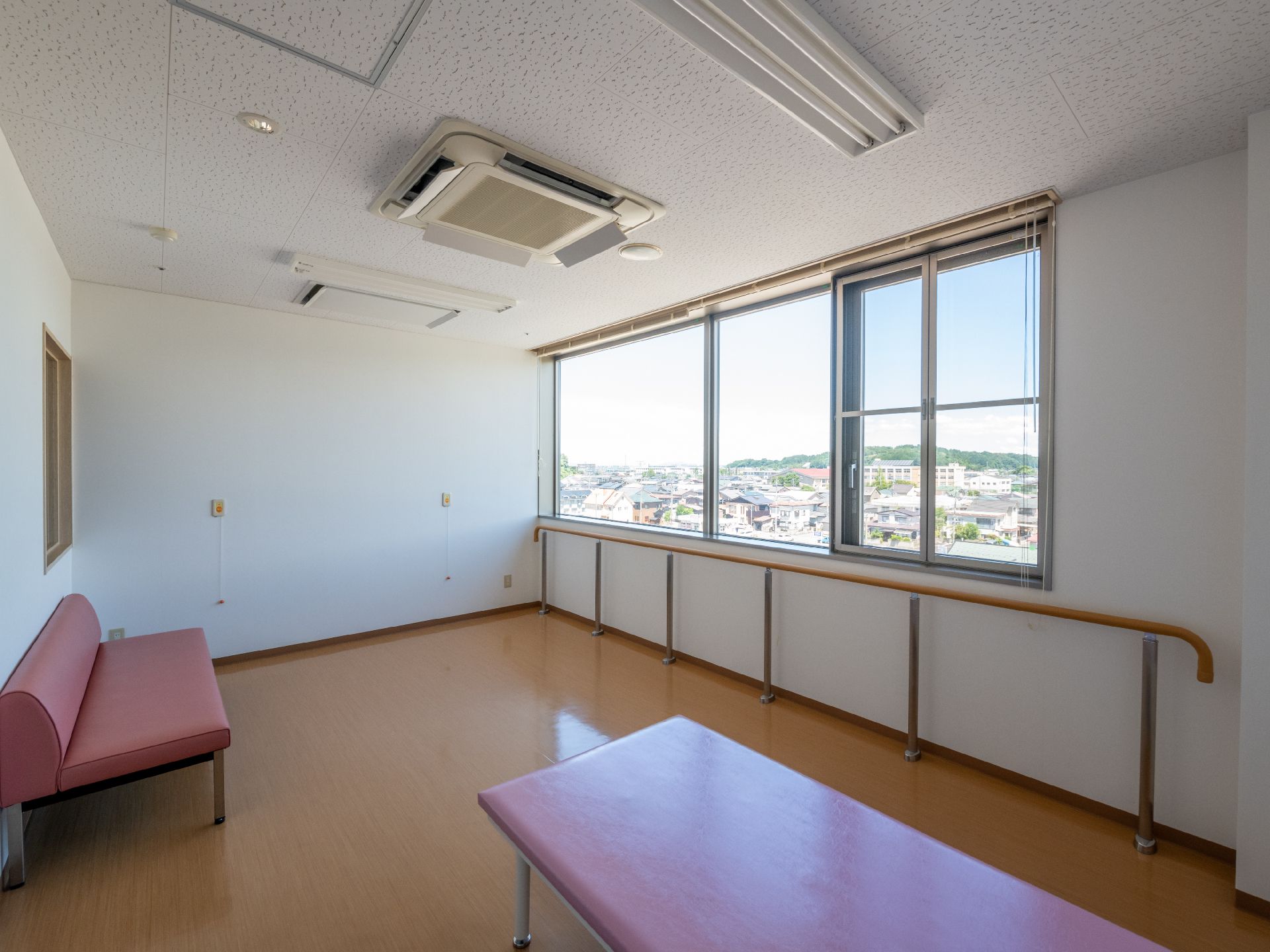 椅子とマット、手すりが設置されている共有スペース