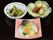 味噌がかかった焼き魚や野菜の肉巻き、ナスの煮物がそれぞれきれいない陶器の皿に盛られている。