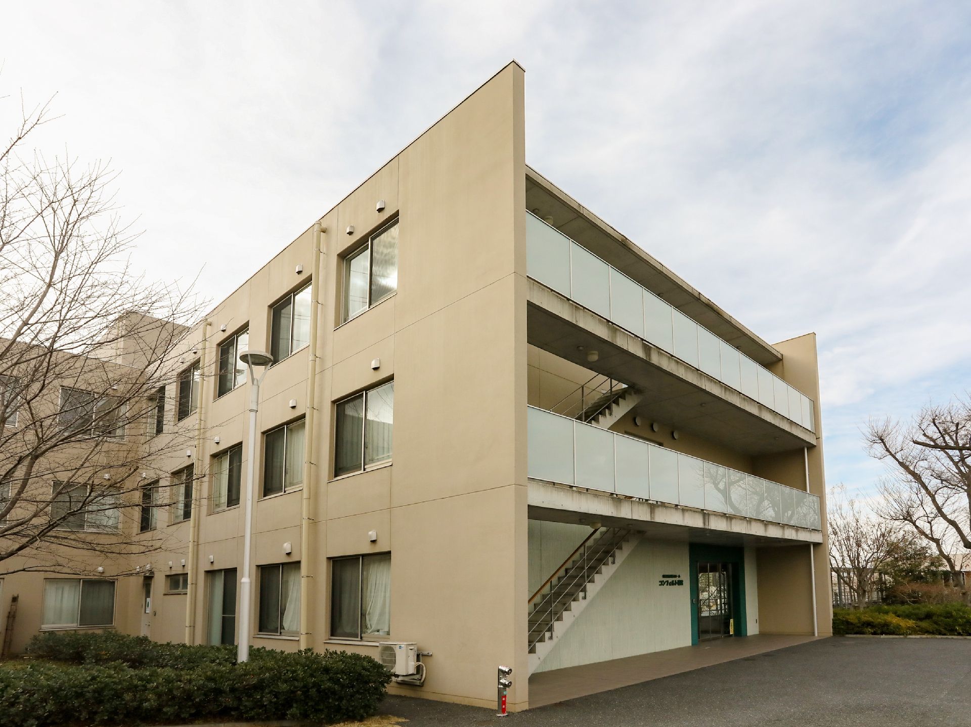 近隣に駐車場のある介護施設の外観