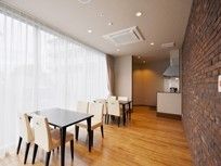 フローリングの広めのホール。採光性の高い窓があり、室内はとても明るく保たれている