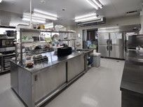 ステンレス製のキッチン用品が並んでいる厨房の様子。施設内に設けられた業務用キッチン