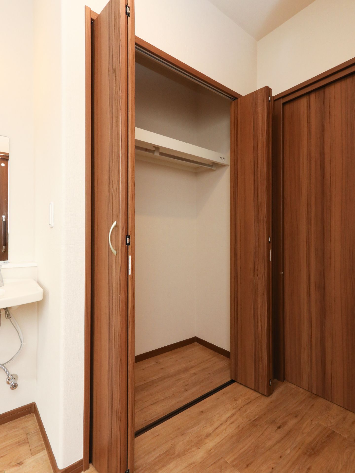 施設内の部屋に取り付けられている収納スペース。小さなクローゼットタイプ