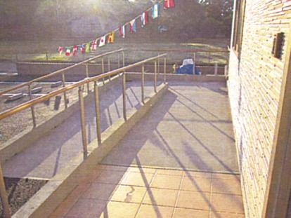 手すり付きのスロープが付いた玄関外壁はレンガ調。