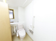 老人ホームの明るいトイレ設備