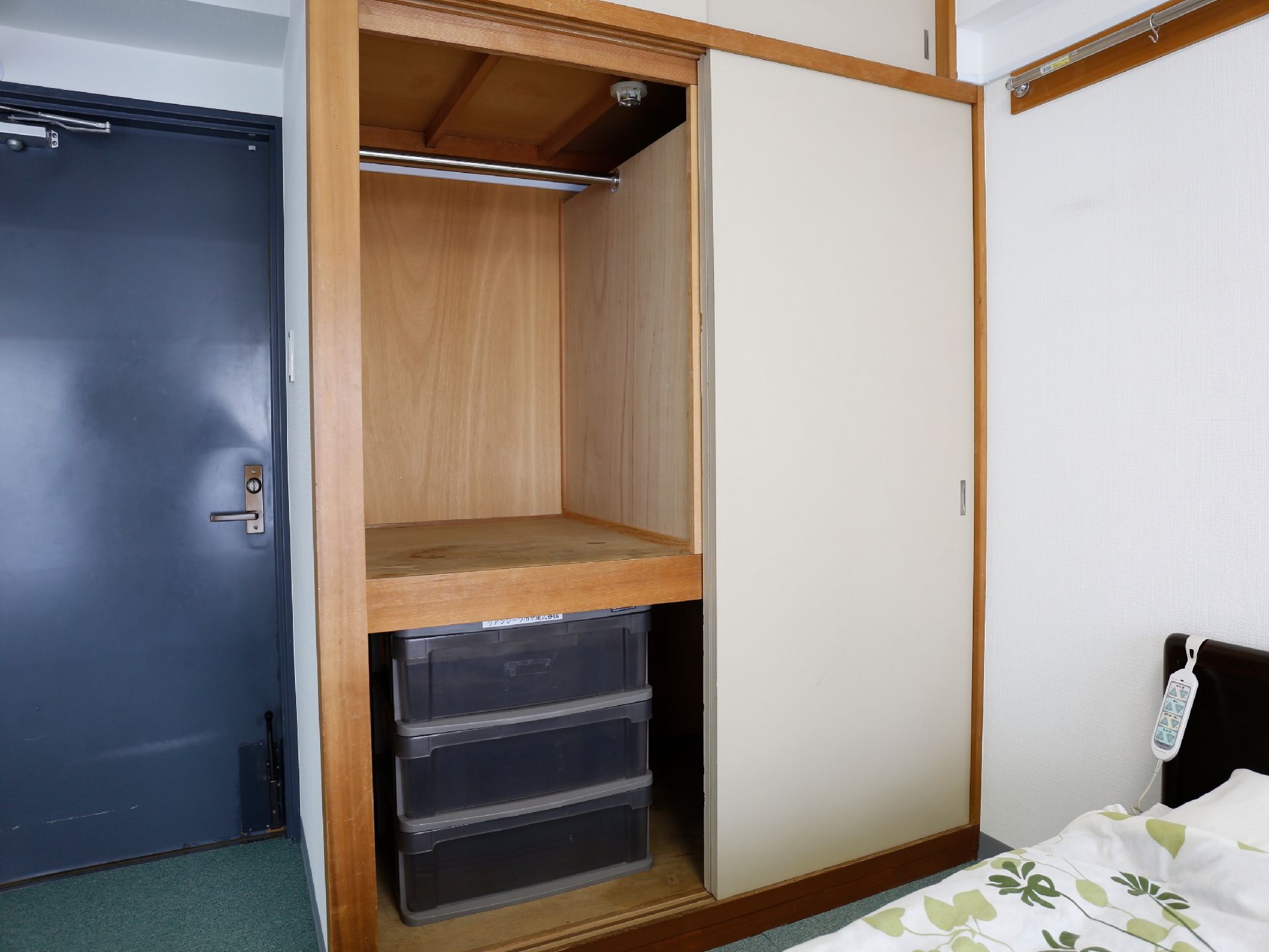 上下2段の作り付けクローゼット、下の段には、3段式の衣装ケースが入っている。小物など色々な物を収納できる。