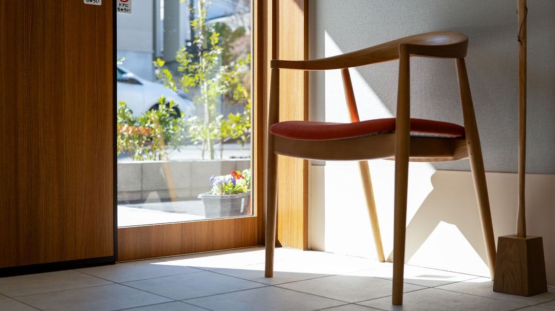 明るいダイニングルームに集まって、スタッフを中心にゲームをする入居者の皆さん