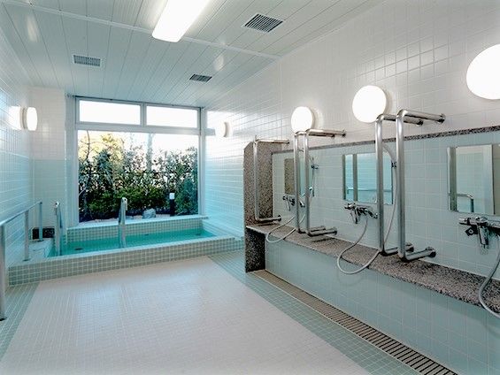 中庭が見える大浴場の様子。施設内の大きめのお風呂の写真