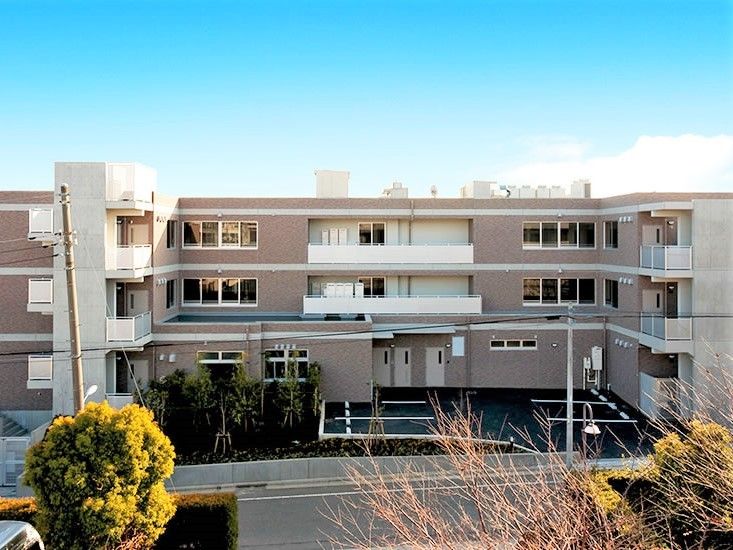 鉄骨造３階建ての建物の外観写真。サービス付き住宅リンク平和台の外観