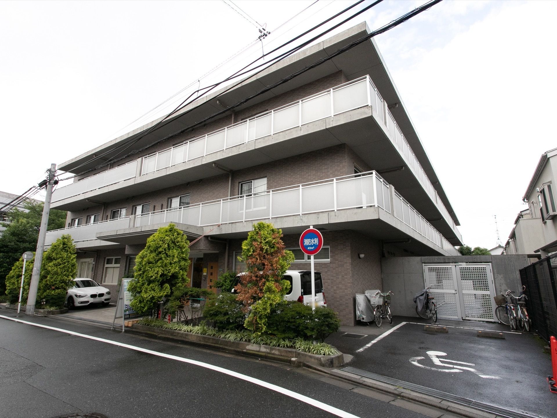 3階建てで、2階と3階にはベランダがある。1階には、樹木が多く植えられている。駐車スペースが、3台分ある。