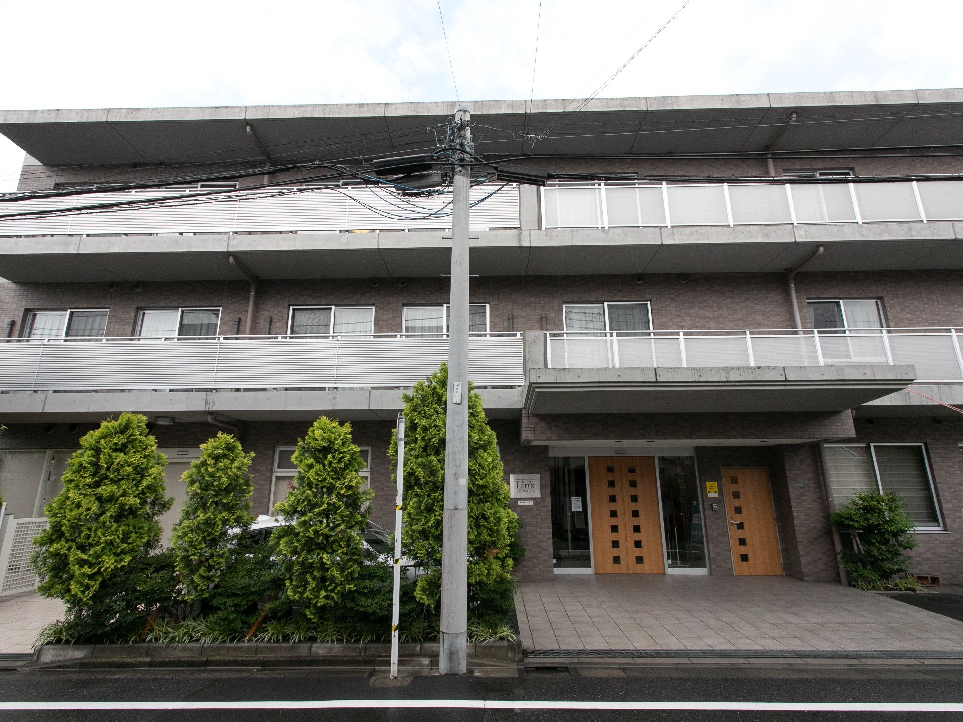 屋根付きの広い玄関ポーチを完備し、入口扉を２ヶ所に設けた施設入口