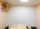 介護施設の明るい居室内部