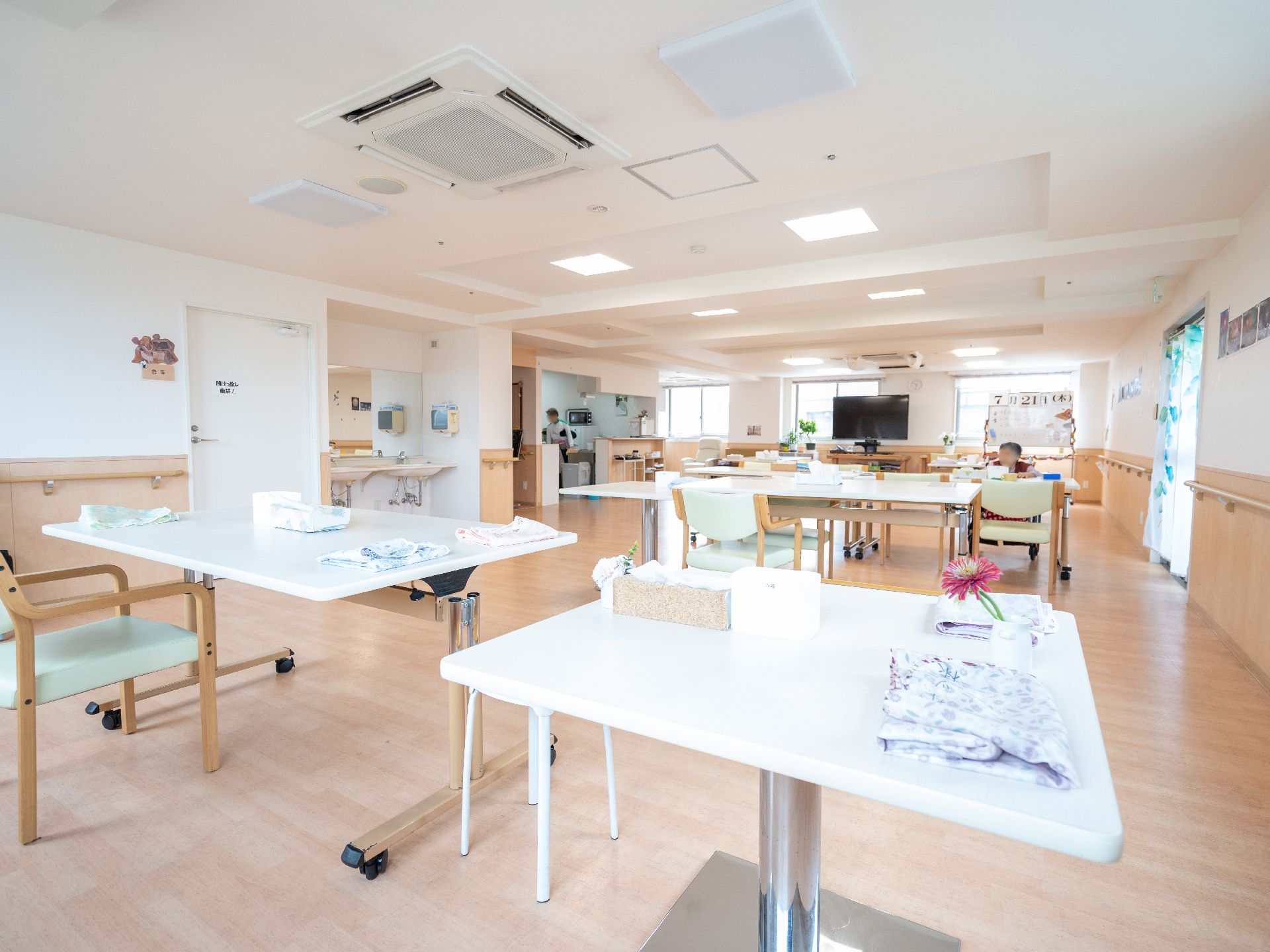 厨房が隣接している食堂