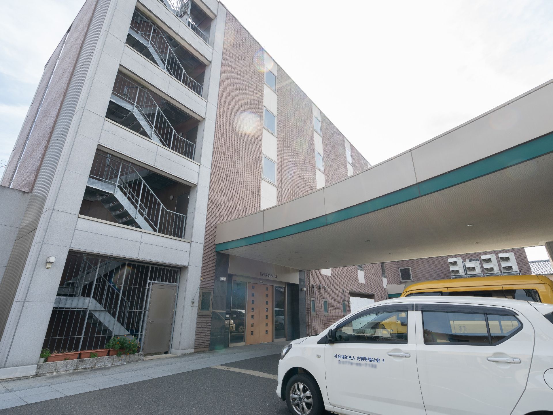 駐車スペースを設けた施設外観