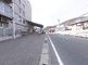 ゆったりとした外観の建物