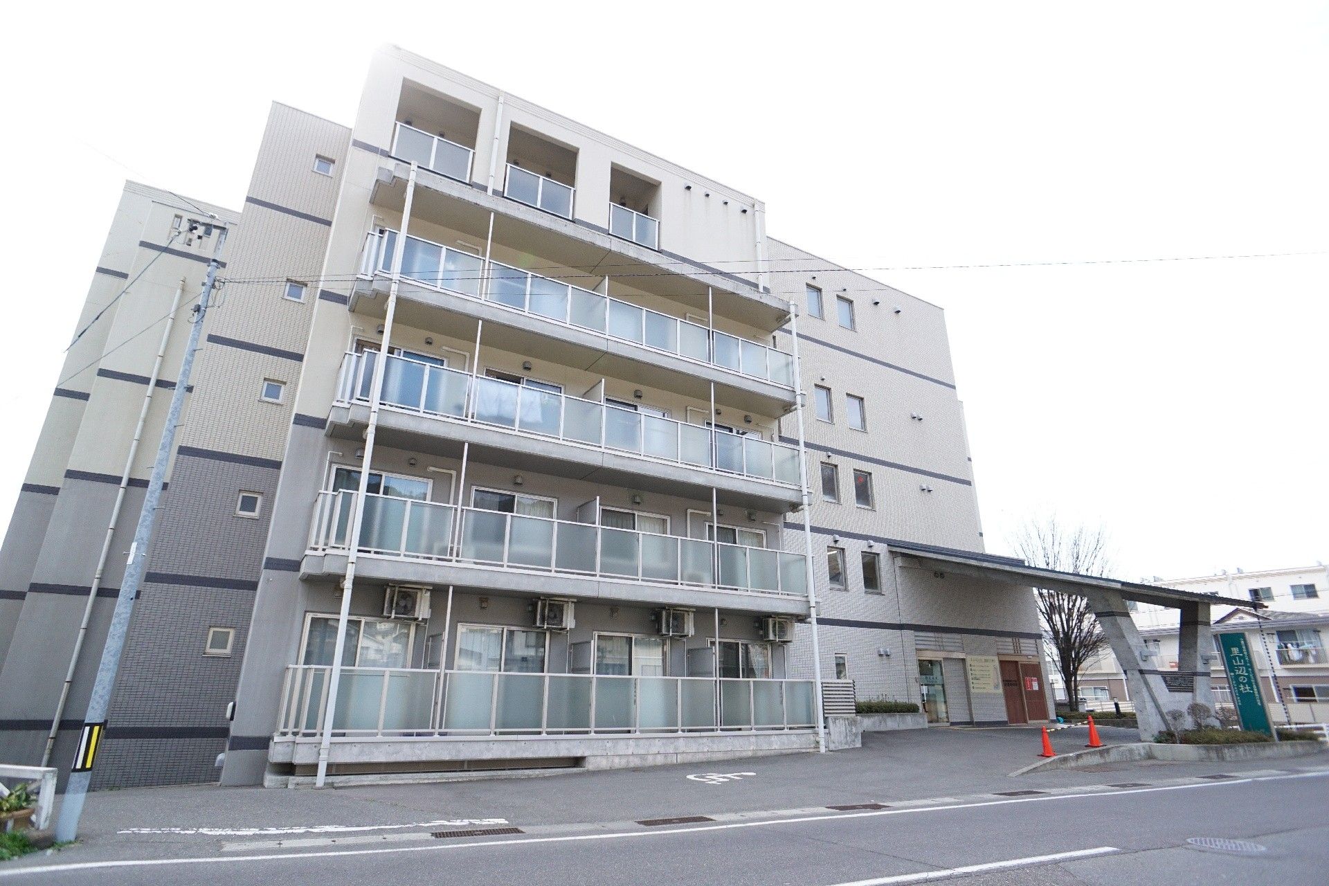 多階層の建物外観