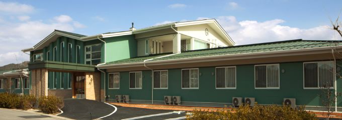 ゆったりとした外観の建物