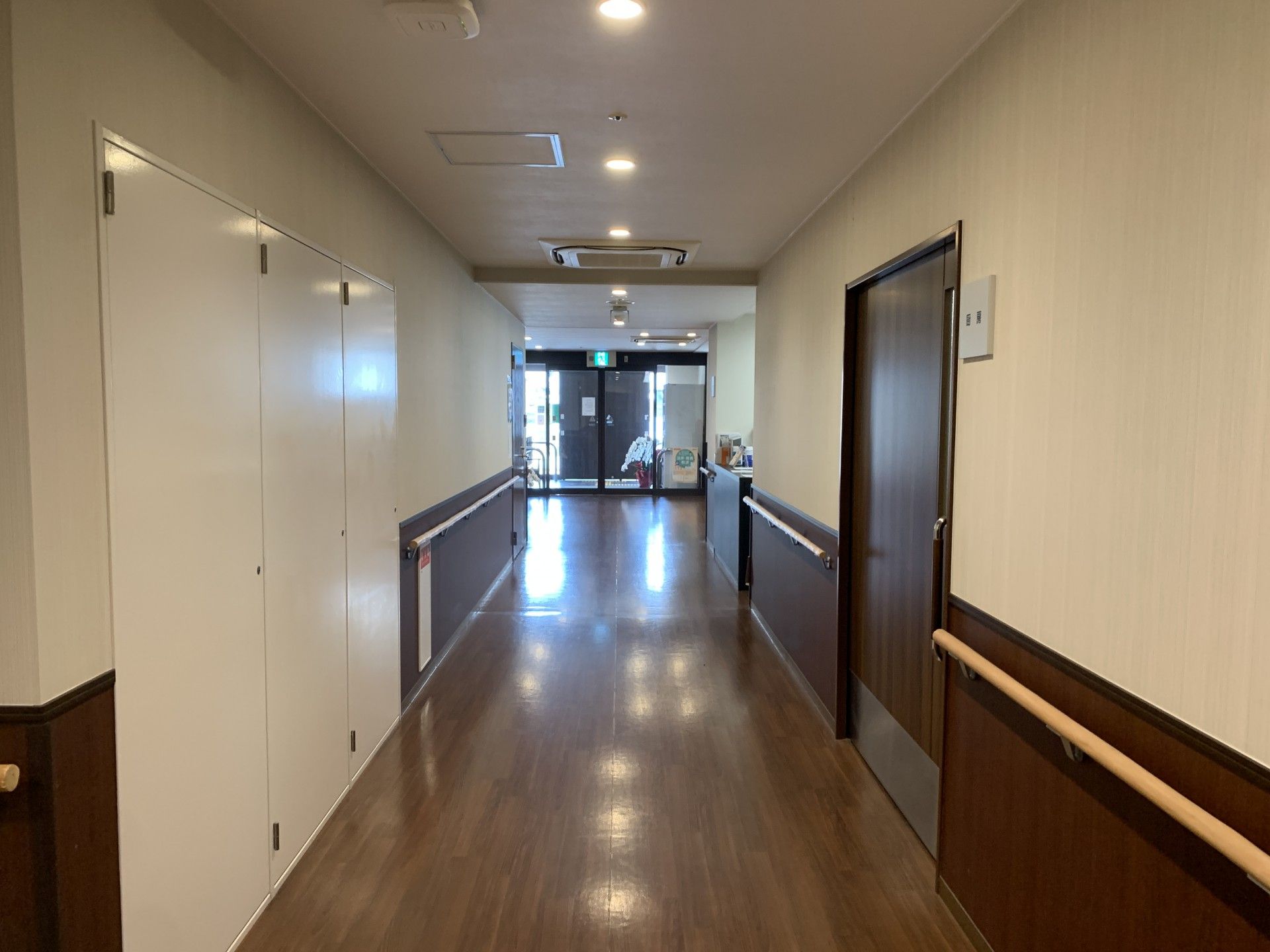 明るく広々とした廊下