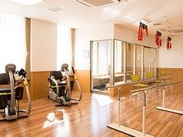 高齢者用のトレーニング機器がついている施設の共有スペースの様子