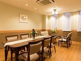 施設利用者と家族が過ごせるファミリールームの様子。施設の一室の写真