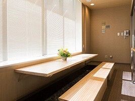施設内の一角にある足湯の様子。日当たりが良い場所にある足湯