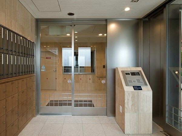 オールバリアフリーのエントランス付近の様子。施設の入り口付近を写したもの
