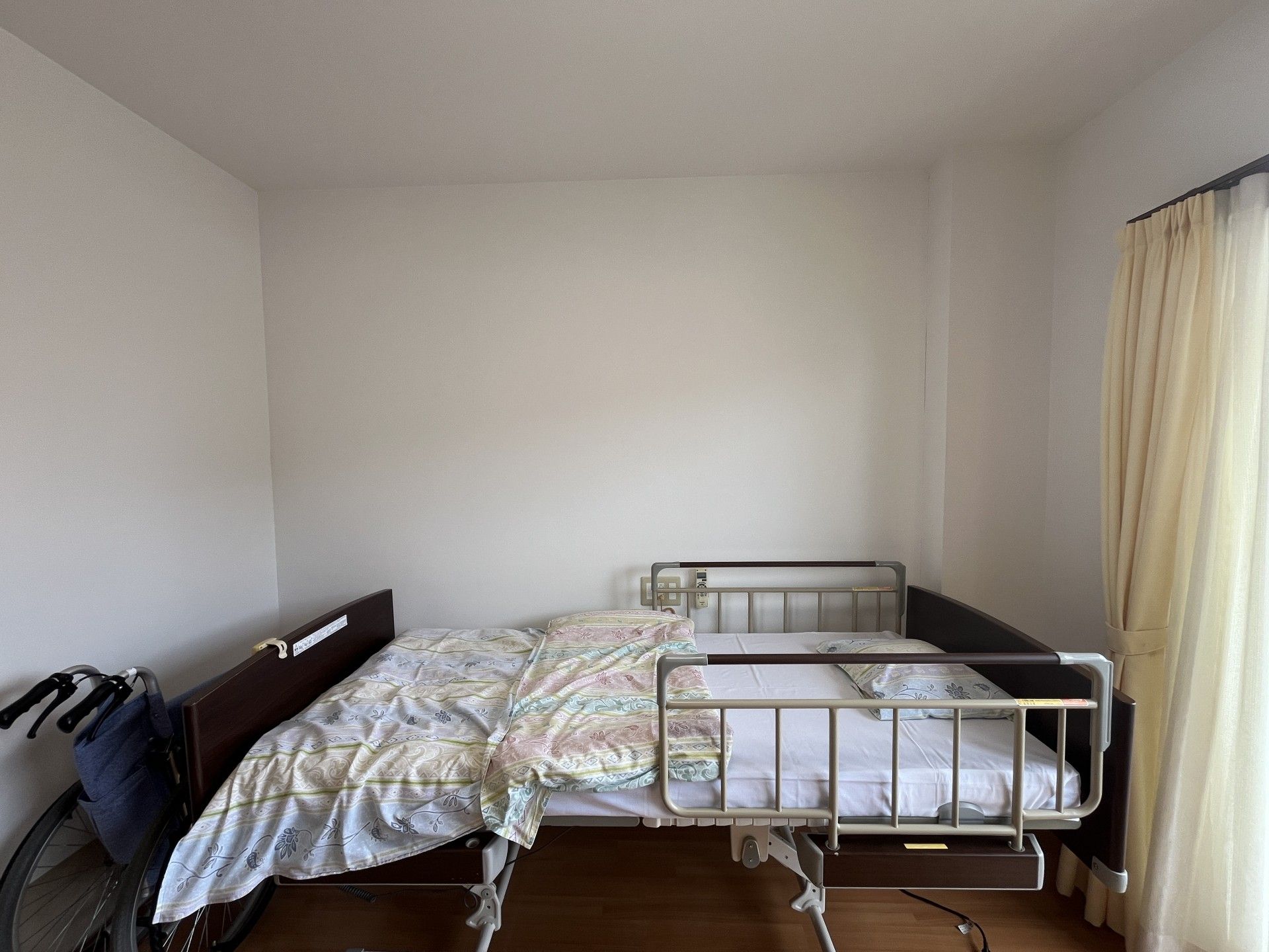 ベッドと車椅子の部屋