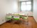 小さな部屋にテーブルと椅子が置かれている様子。談話室として使われる場所