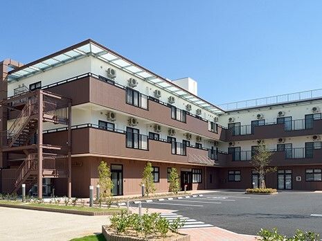 ツートンカラーの建物の外観写真。清潔なデザインが目を引く高齢者向け施設の外観