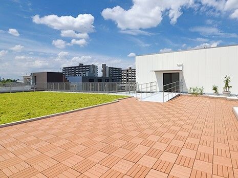 日光浴ができる屋上緑地の様子。施設の屋上にある開けたスペース