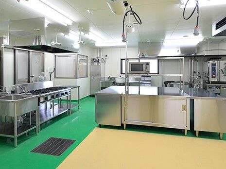 ステンレス製のキッチン用品が並べられているキッチンスペースの様子