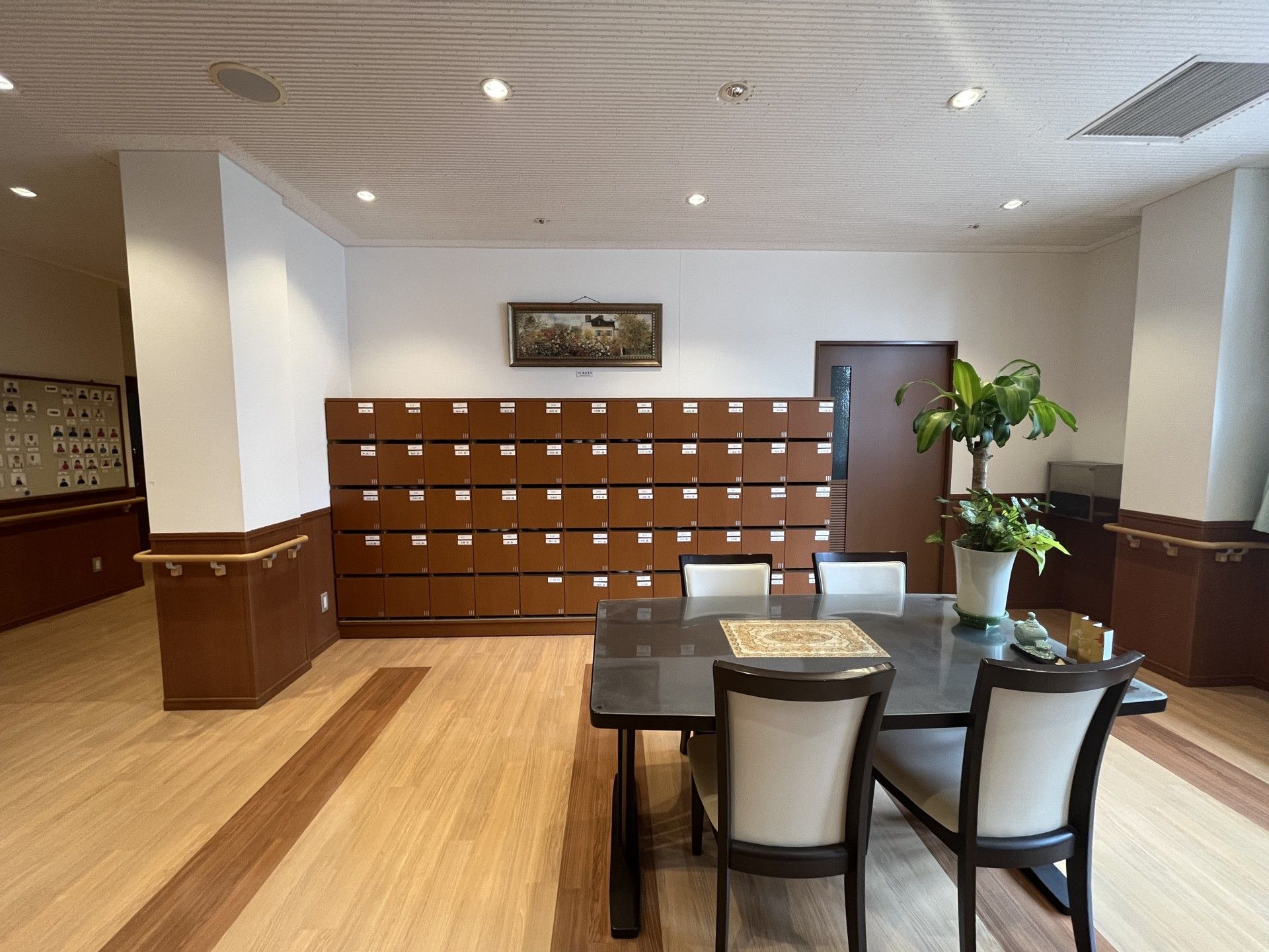 からだを動かしている高齢女性と男性スタッフの様子。施設内で体操しているときの一場面