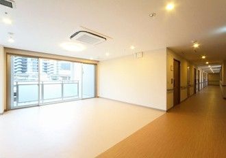 広々とした明るい廊下