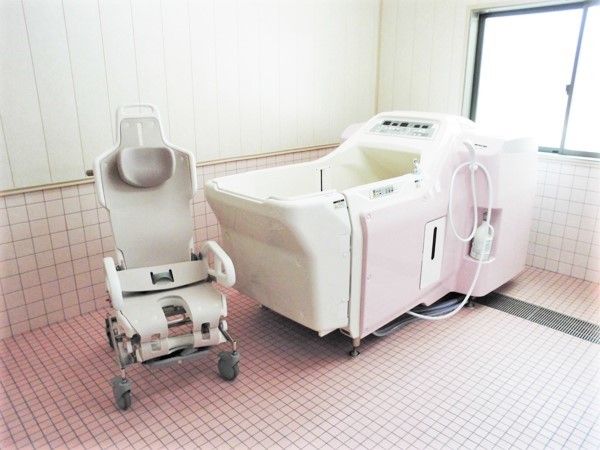 タイルが貼られた浴室には介護度が上がっても入浴できる機械浴が設置されている。