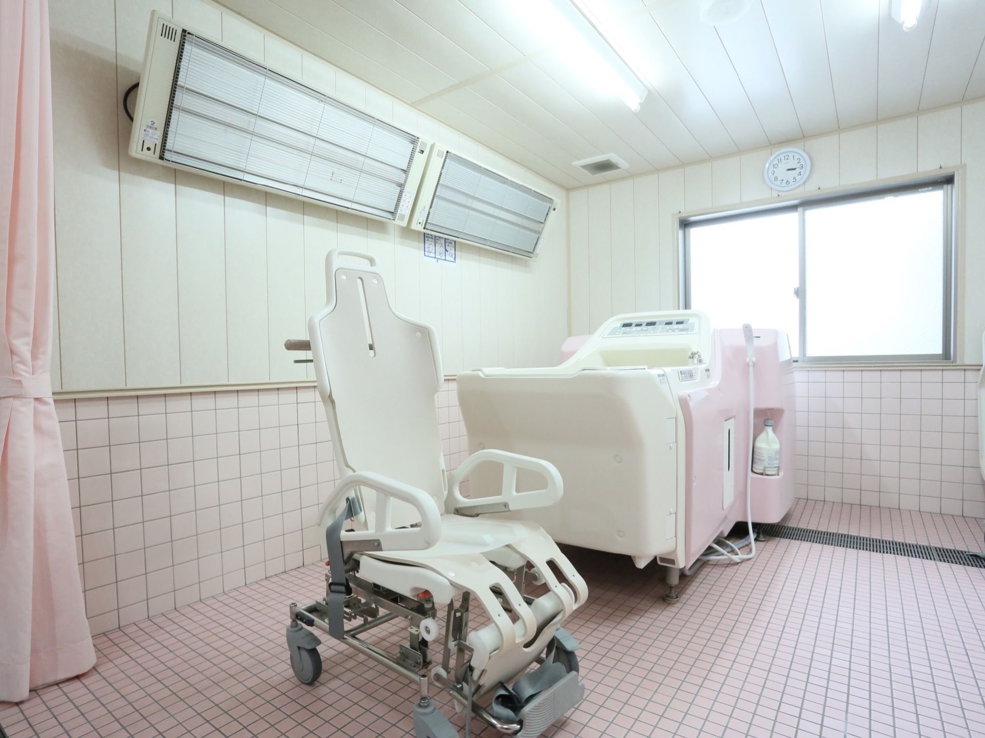特殊な浴槽や椅子が置いてある浴室がある。入浴の介助を受ける時でも寒くないように、大きな暖房器具が設置してある。
