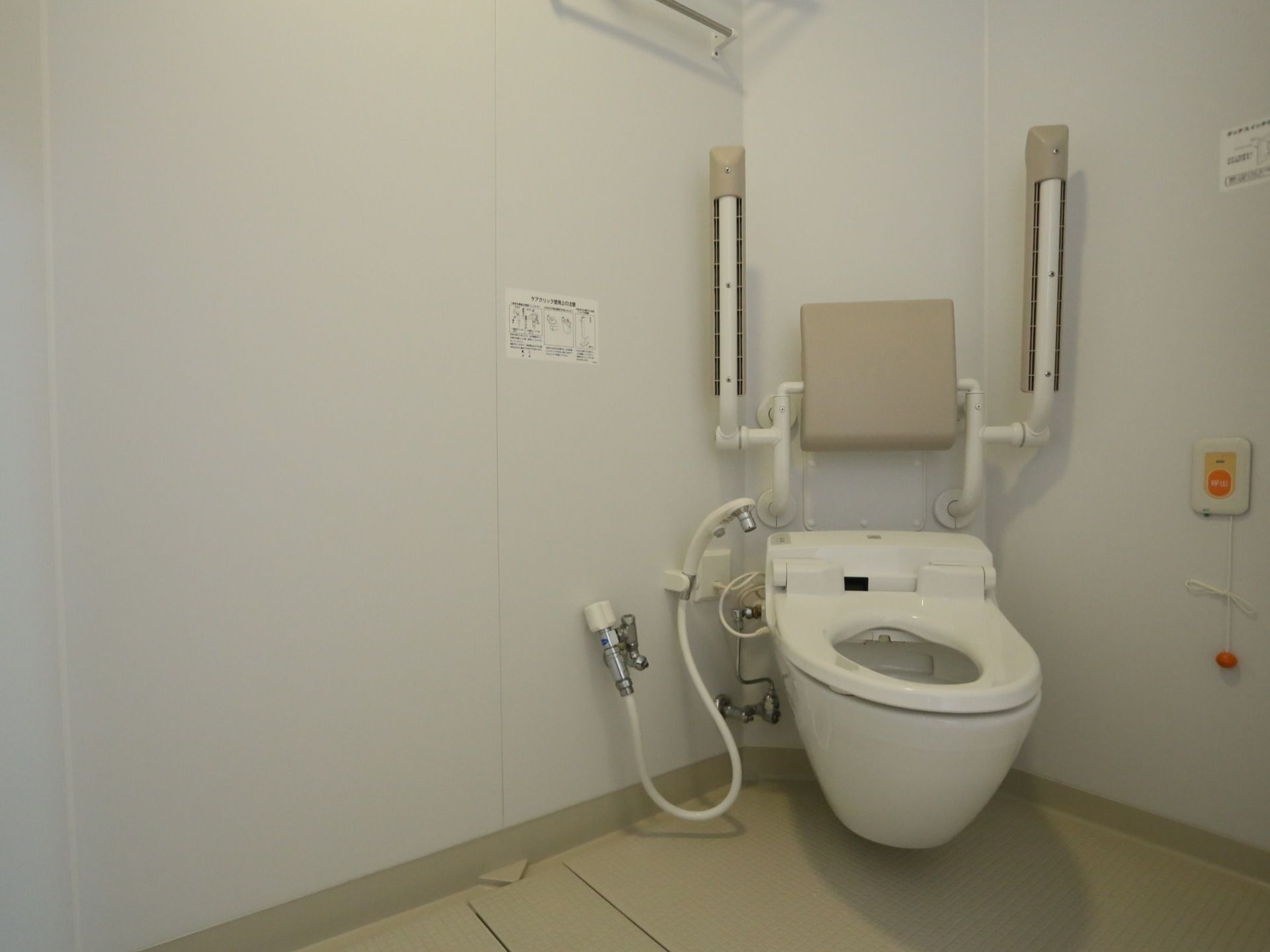 トイレの周囲には、手すりや背もたれが完備され、緊急呼出ボタンも設置されているので、安心してご利用いただける。