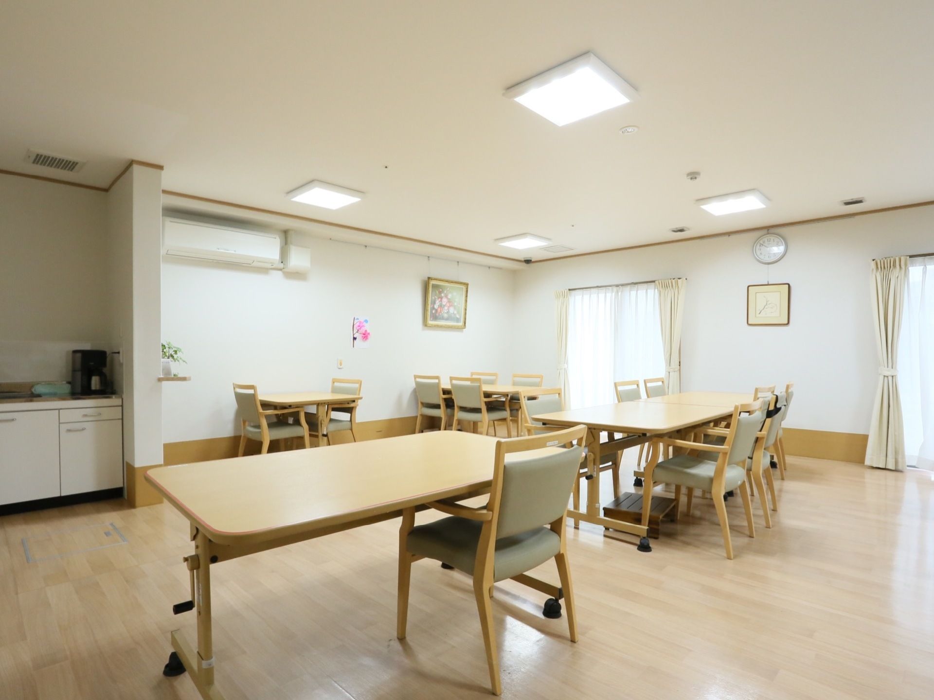 白を基調とした壁と天井で、フローリングの床の、明るく広々とした食堂である。テーブルの間隔も広く移動も簡単である。