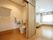 居室内のトイレは、引き戸なのでスムーズにアクセスできる。白を基調とした、掃除が行き届き清潔なトイレである。