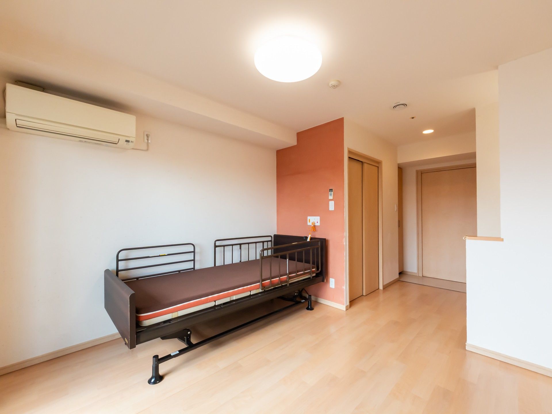 落ち着いた色調の居室