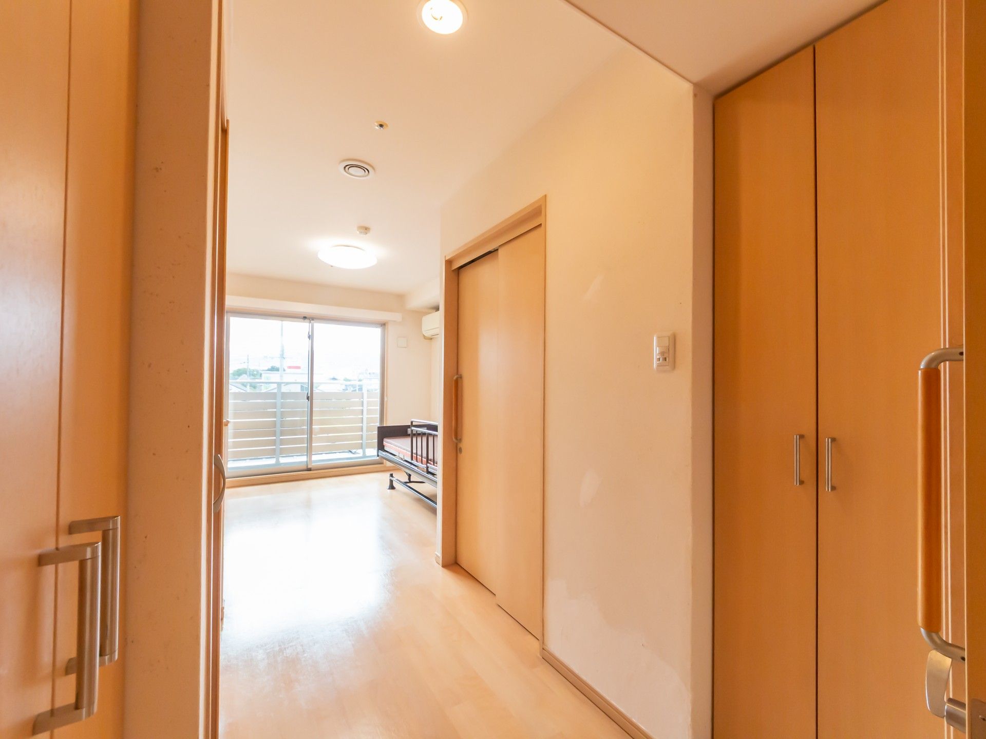 明るい居室の入口