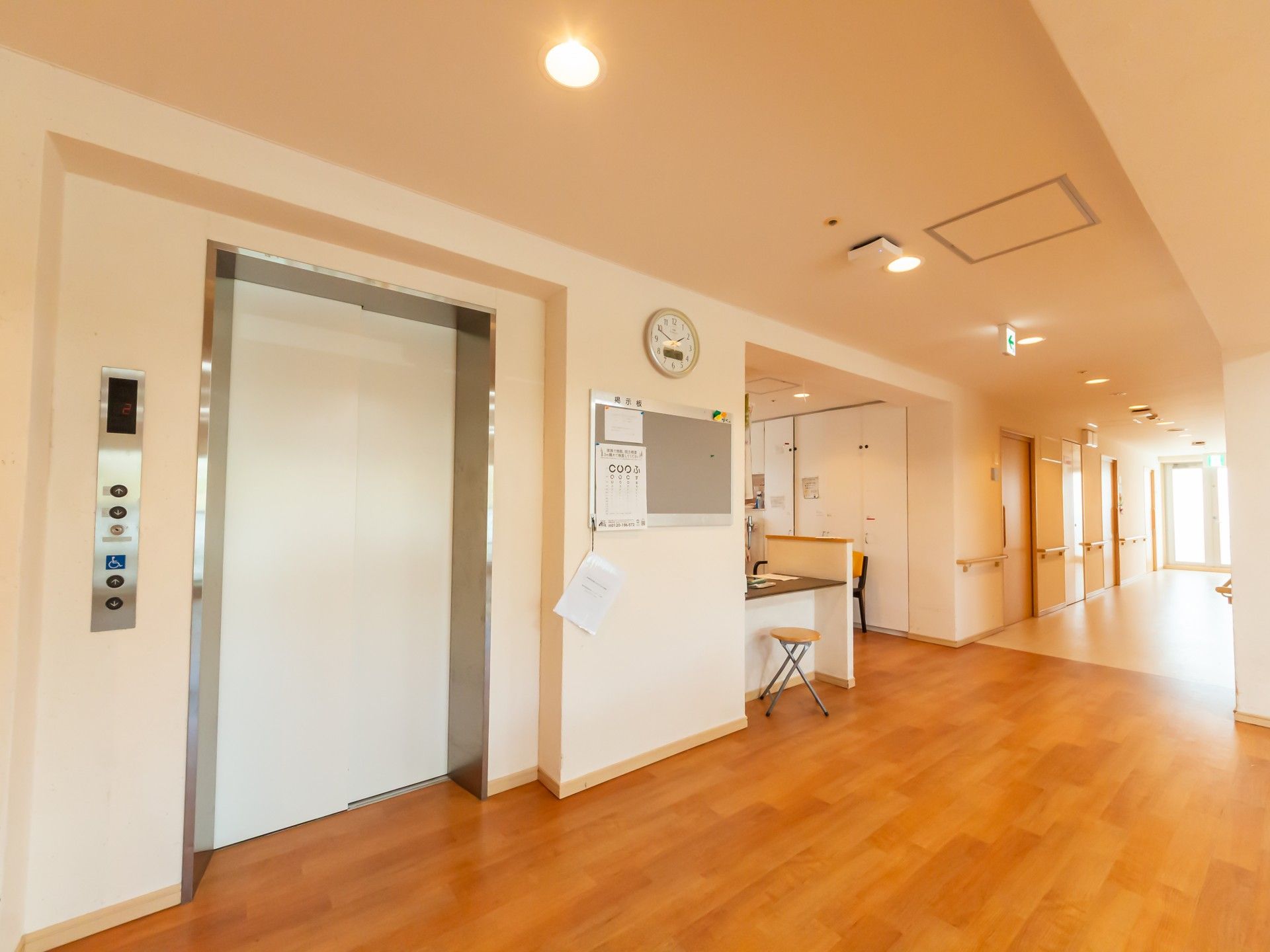 エレベーターと廊下の様子