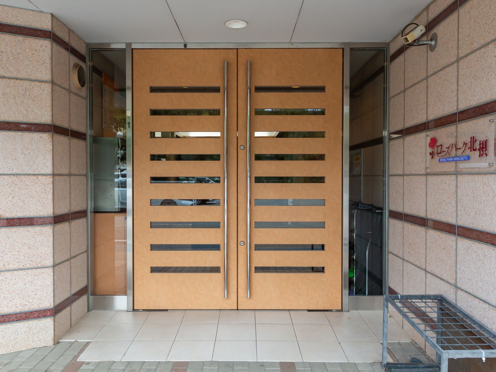 木製の大きな扉の入口