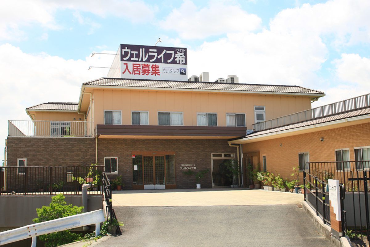 ゆったりとした入り口の建物