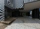 落ち着いた外観の建物入口