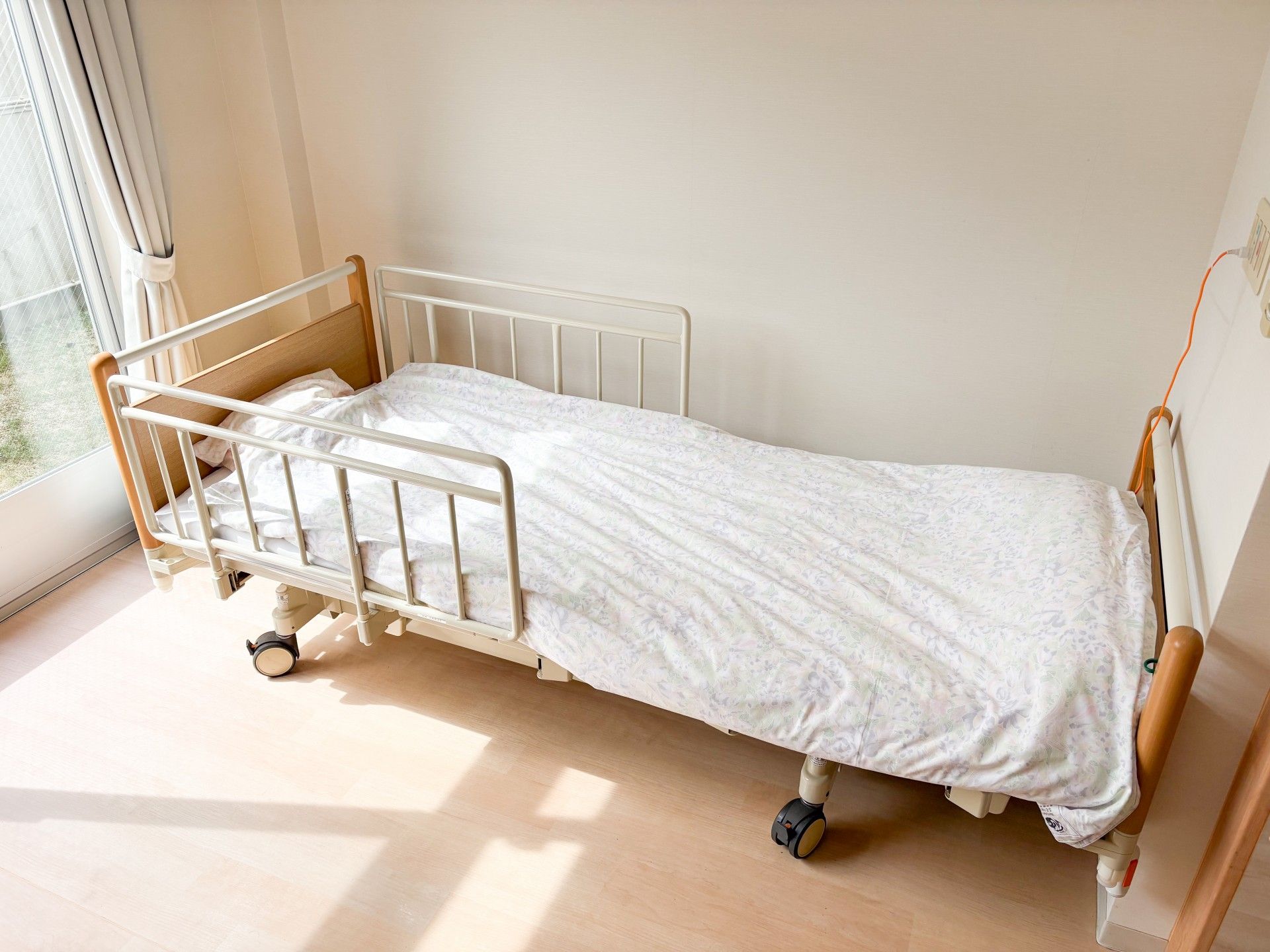 日差しが差し込むベッド