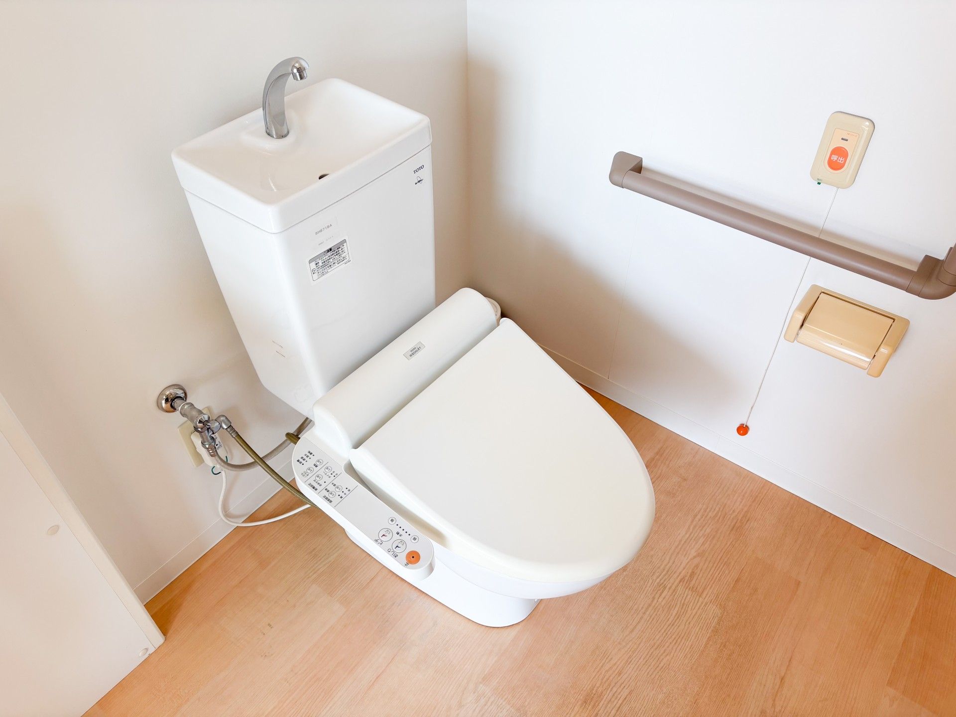 手すり付きのトイレ