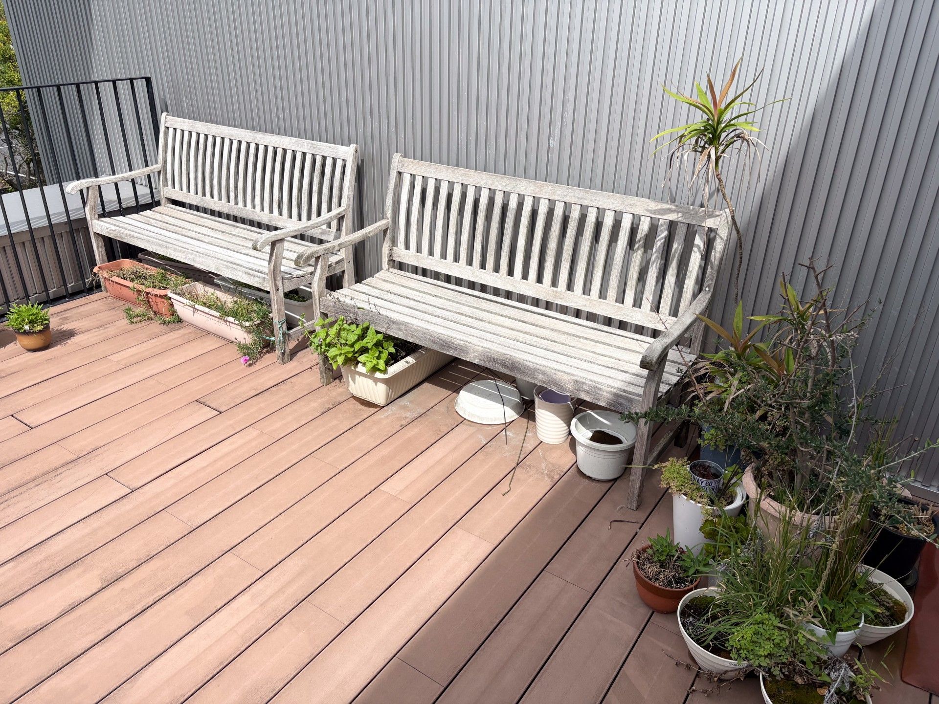 ベンチと植木のあるテラス